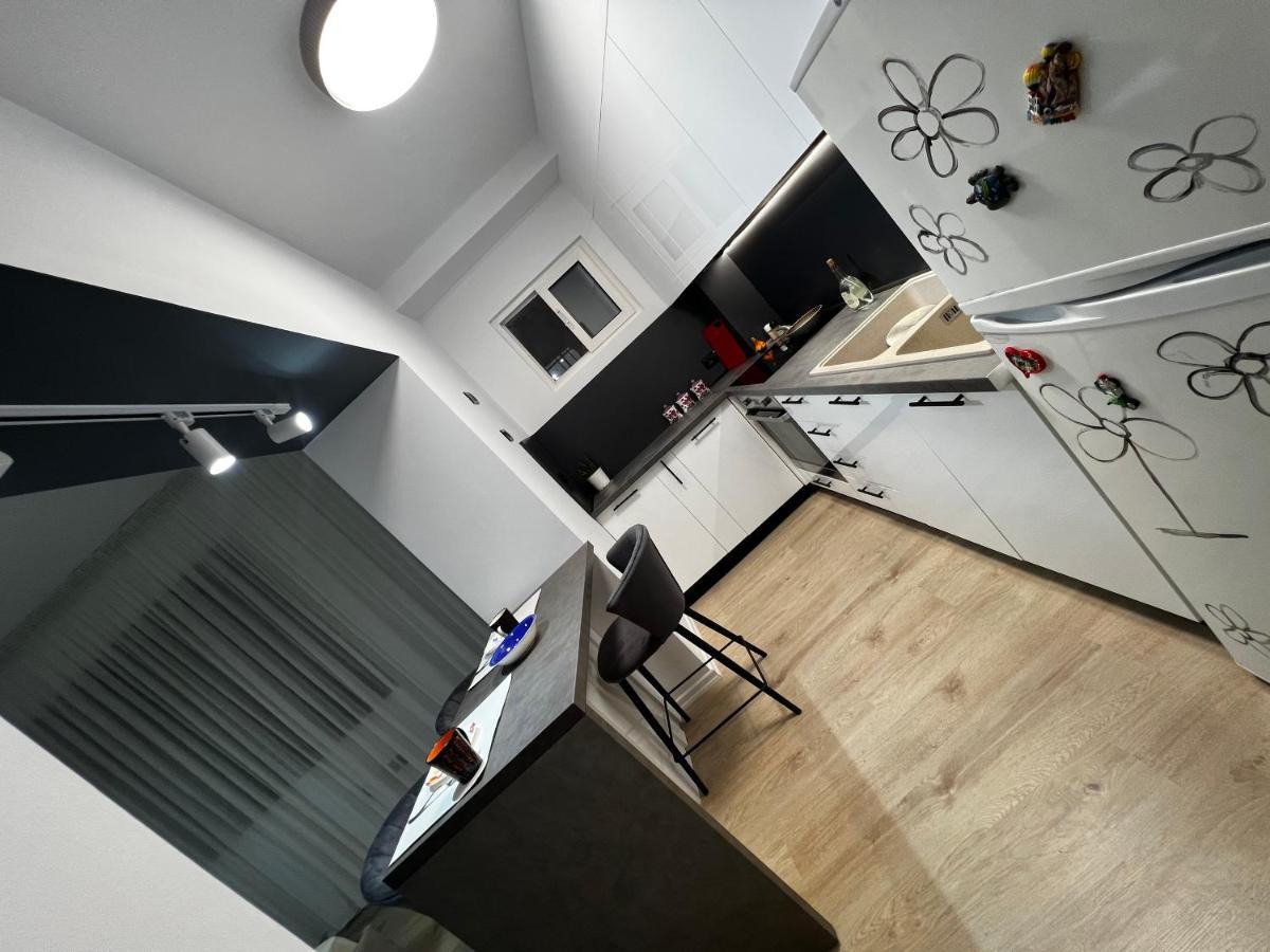 Amion Apartment In Center Of Тирана Экстерьер фото